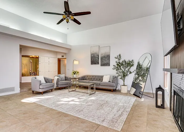 Holiday home 7 Mi To Sabino Canyon: Poolside Oasis W/ Mtn Views