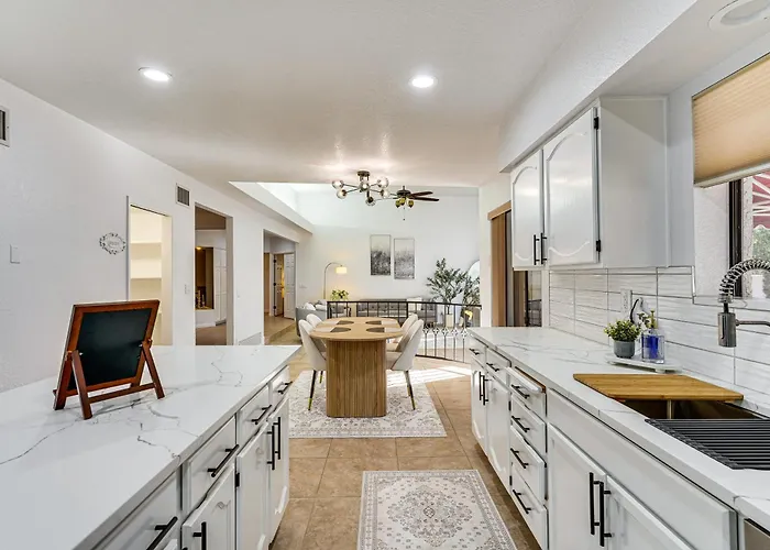 7 Mi To Sabino Canyon: Poolside Oasis W/ Mtn Views Tucson